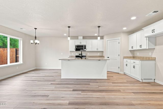 151 SE Champagne Court, Grants Pass, OR 97527