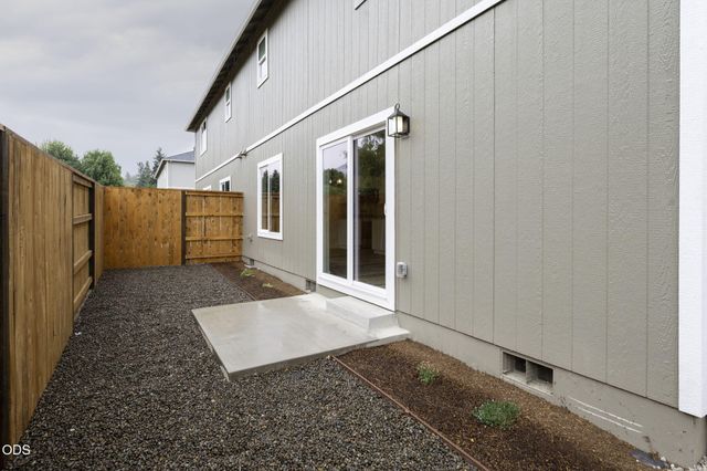 151 SE Champagne Court, Grants Pass, OR 97527