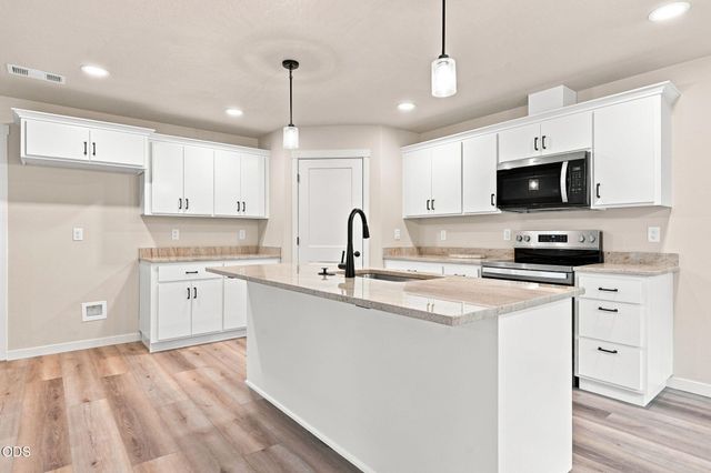 151 SE Champagne Court, Grants Pass, OR 97527
