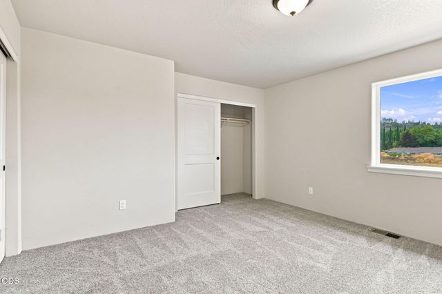 151 SE Champagne Court, Grants Pass, OR 97527