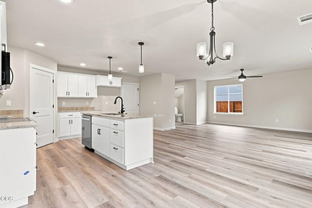 151 SE Champagne Court, Grants Pass, OR 97527