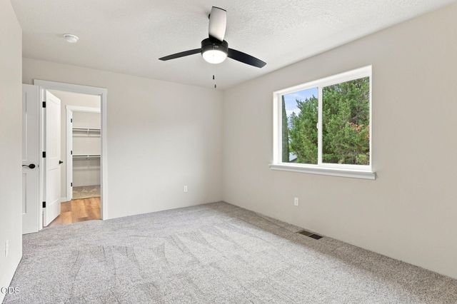 151 SE Champagne Court, Grants Pass, OR 97527