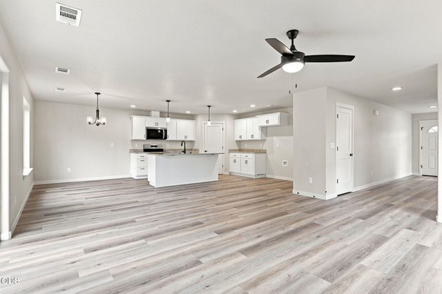 151 SE Champagne Court, Grants Pass, OR 97527