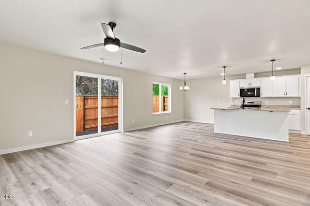 151 SE Champagne Court, Grants Pass, OR 97527