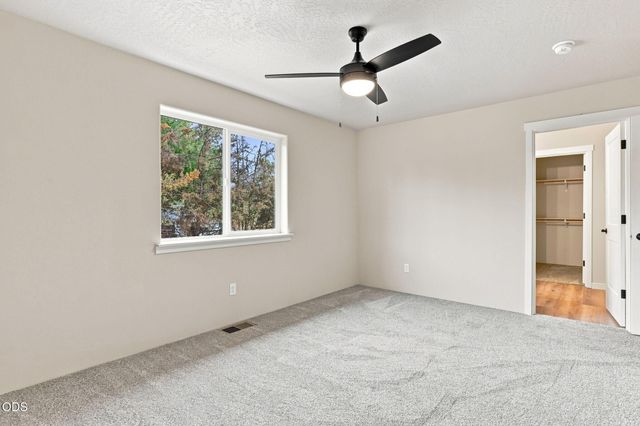 151 SE Champagne Court, Grants Pass, OR 97527