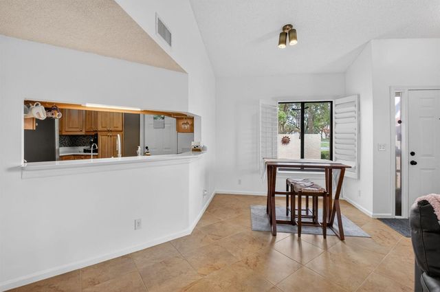 10 Vía De Casas Sur 101, Boynton Beach, FL 33426