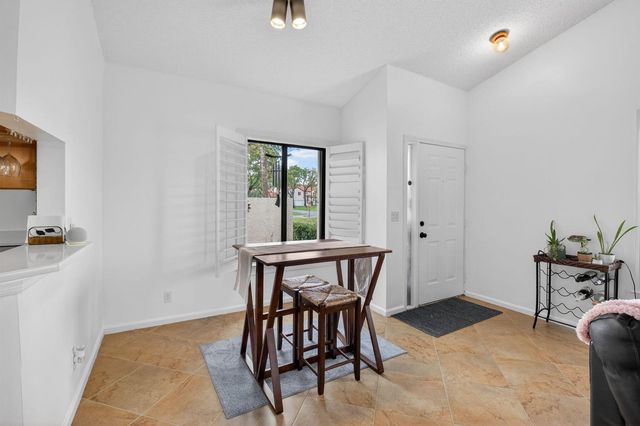 10 Vía De Casas Sur 101, Boynton Beach, FL 33426