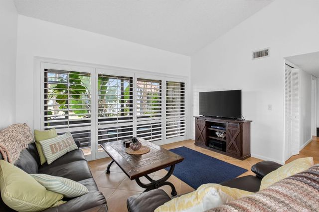 10 Vía De Casas Sur 101, Boynton Beach, FL 33426