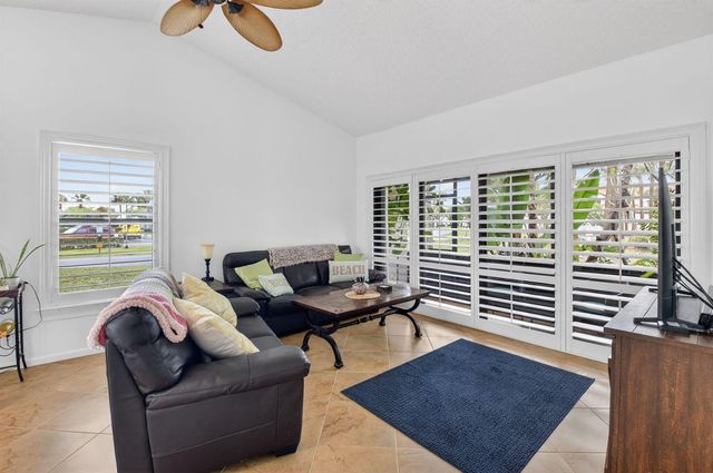 10 Vía De Casas Sur 101, Boynton Beach, FL 33426