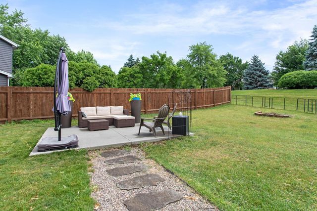864 Winterberry Court, Woodbury, MN 55125
