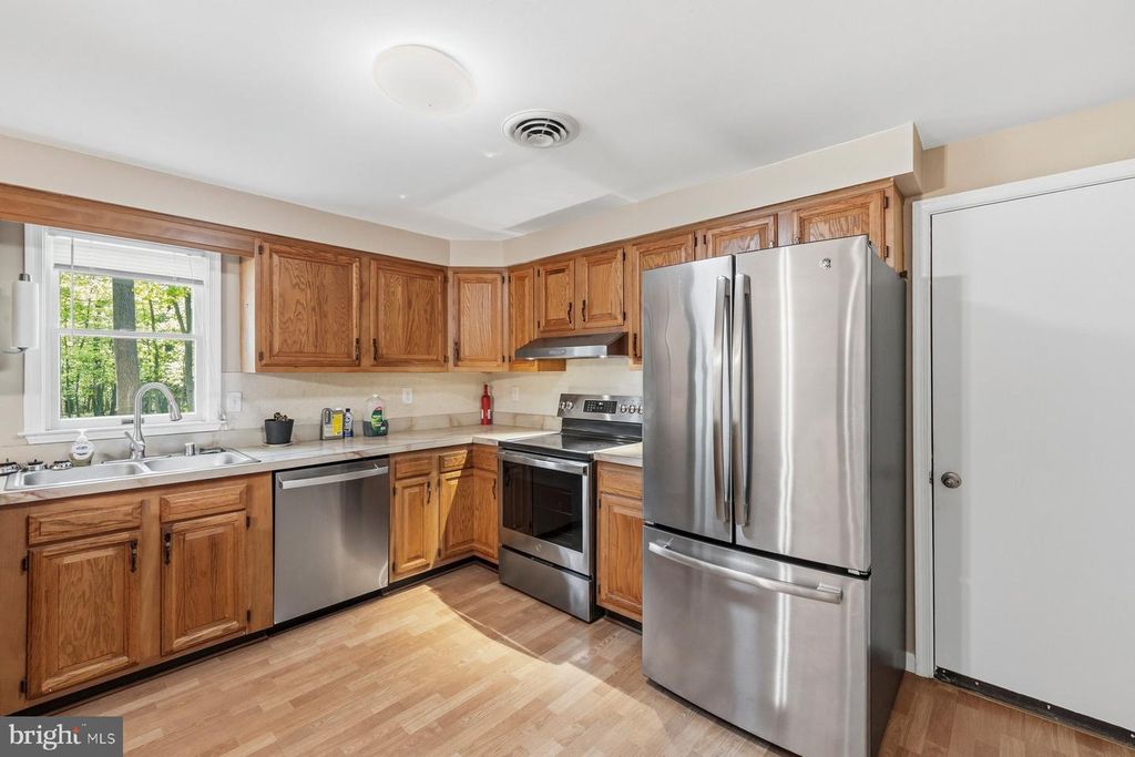 Image 13 of property listing at 10820 GAMBRILL PARK RD, Frederick, MD 21702