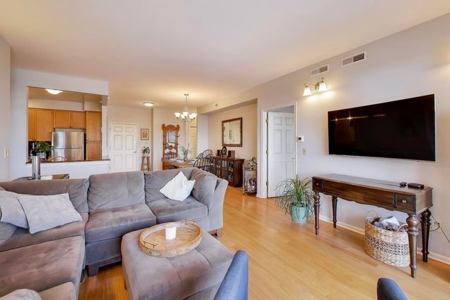 6815 N MILWAUKEE Avenue 707, Niles, IL 60714