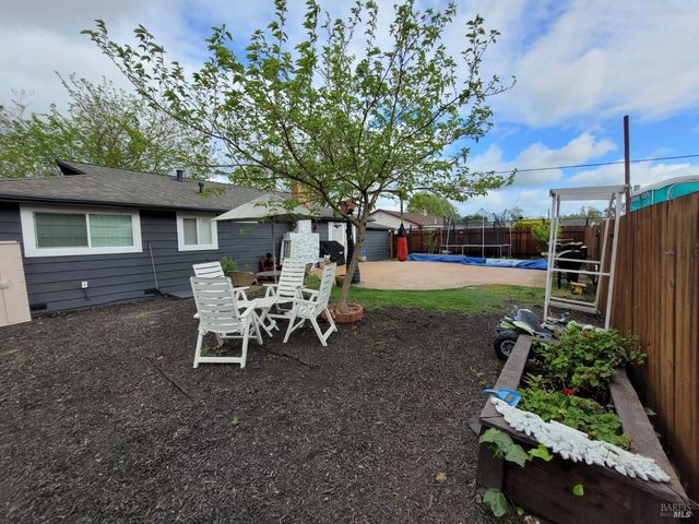 2293 W Hearn Ave, Santa Rosa, CA 95407