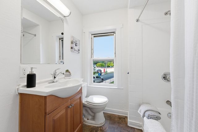 73 Jasper St, Springfield, MA 01109