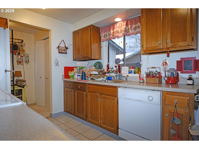 18521 Se WOODCOCK Ave, Milwaukie, OR 97267