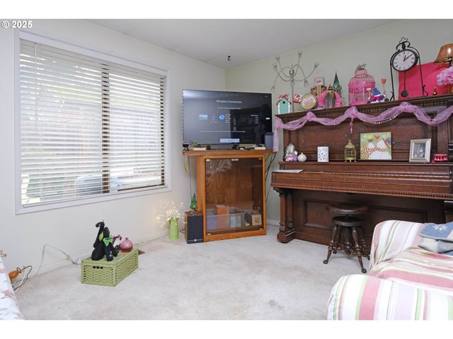 18521 Se WOODCOCK Ave, Milwaukie, OR 97267