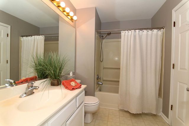 1833 Barnhill Drive, Mundelein, IL 60060