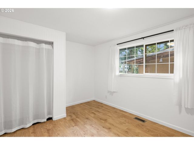 6043 Se TENINO St, Portland, OR 97206