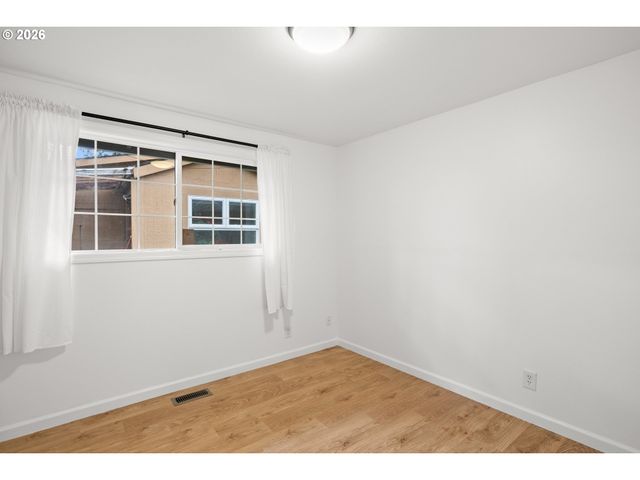 6043 Se TENINO St, Portland, OR 97206