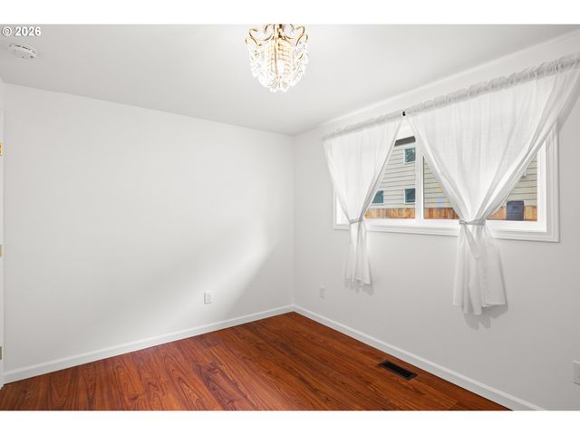 6043 Se TENINO St, Portland, OR 97206