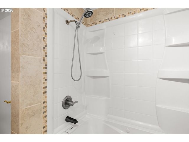 6043 Se TENINO St, Portland, OR 97206