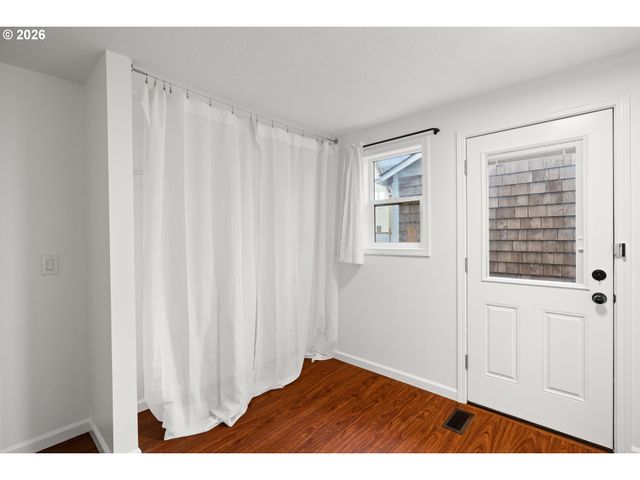 6043 Se TENINO St, Portland, OR 97206