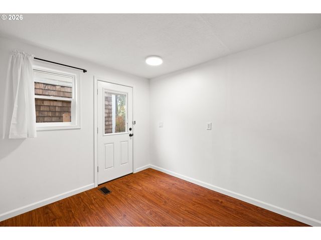 6043 Se TENINO St, Portland, OR 97206