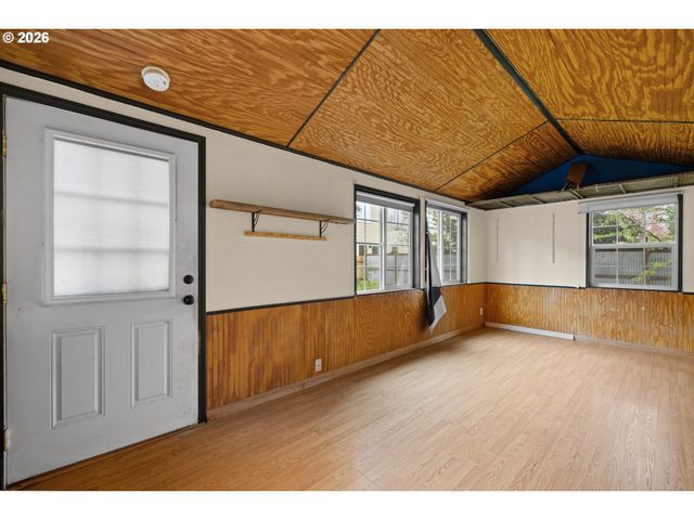 6043 Se TENINO St, Portland, OR 97206