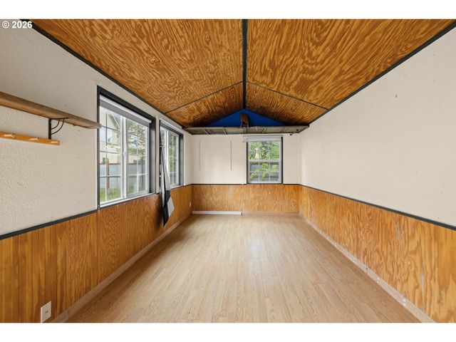 6043 Se TENINO St, Portland, OR 97206