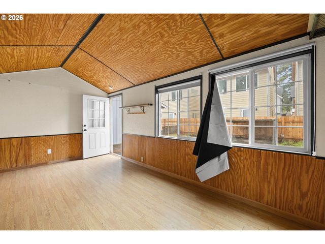 6043 Se TENINO St, Portland, OR 97206