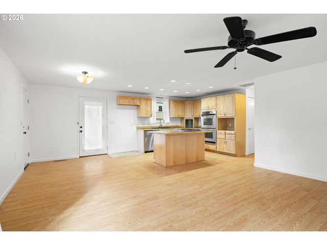 6043 Se TENINO St, Portland, OR 97206