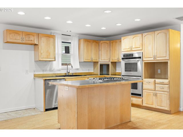 6043 Se TENINO St, Portland, OR 97206