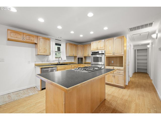 6043 Se TENINO St, Portland, OR 97206