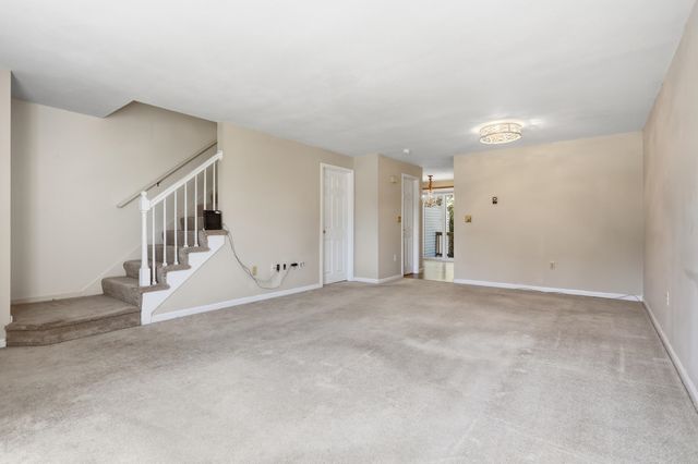 17 Oakwood Cir Apt 5, Goffstown, NH 03045