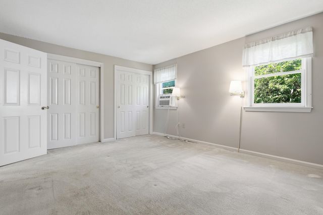 17 Oakwood Cir Apt 5, Goffstown, NH 03045
