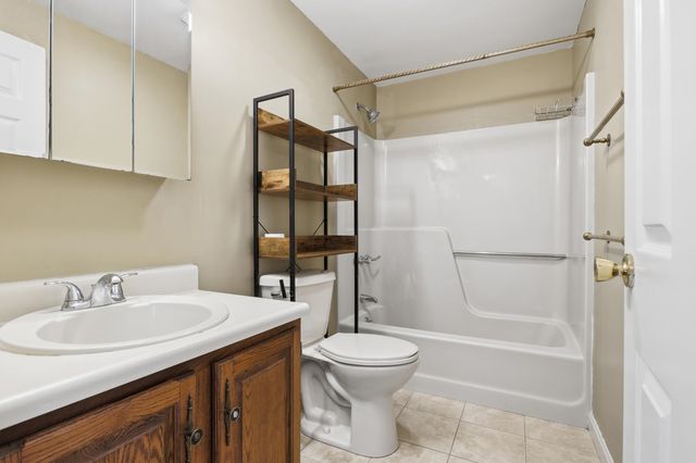 17 Oakwood Cir Apt 5, Goffstown, NH 03045