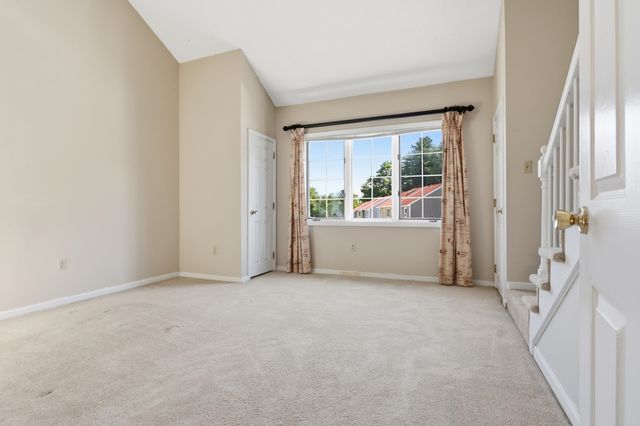 17 Oakwood Cir Apt 5, Goffstown, NH 03045