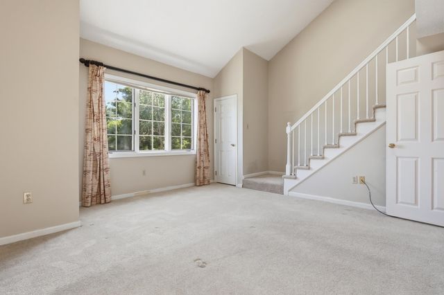 17 Oakwood Cir Apt 5, Goffstown, NH 03045