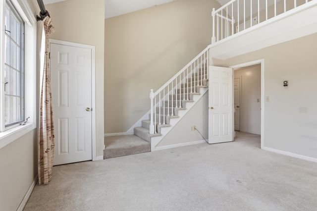 17 Oakwood Cir Apt 5, Goffstown, NH 03045