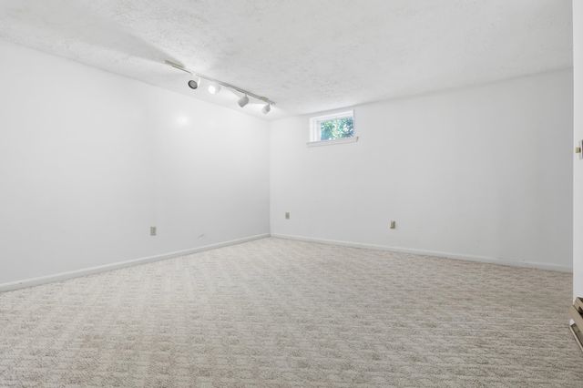 17 Oakwood Cir Apt 5, Goffstown, NH 03045