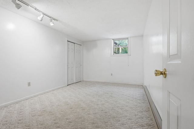 17 Oakwood Cir Apt 5, Goffstown, NH 03045