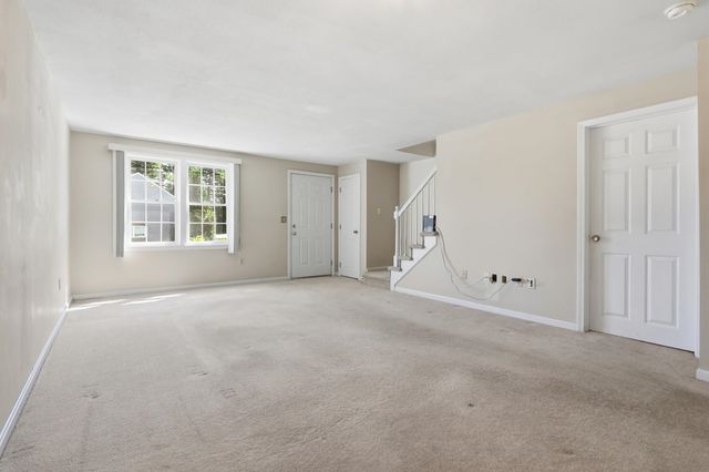 17 Oakwood Cir Apt 5, Goffstown, NH 03045
