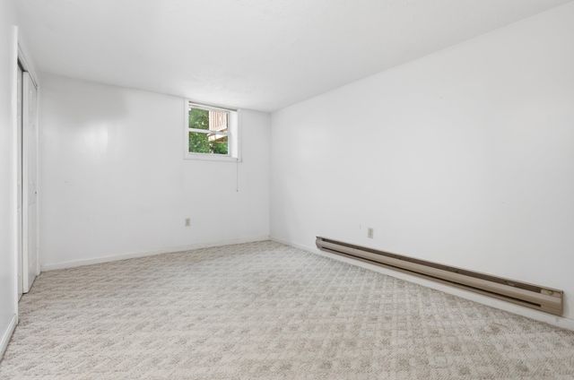 17 Oakwood Cir Apt 5, Goffstown, NH 03045
