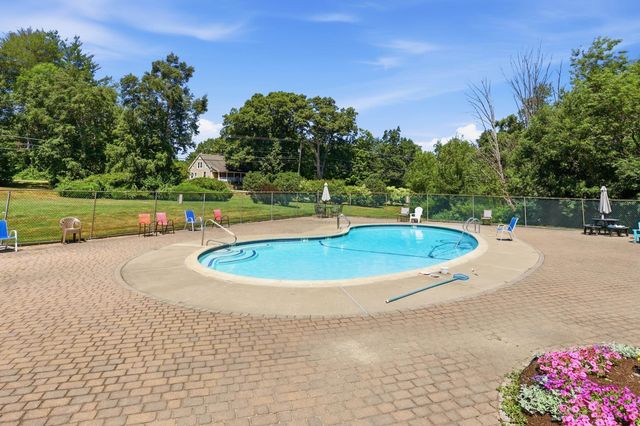 17 Oakwood Cir Apt 5, Goffstown, NH 03045