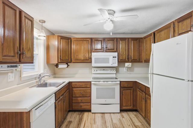 17 Oakwood Cir Apt 5, Goffstown, NH 03045