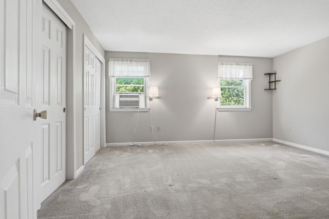 17 Oakwood Cir Apt 5, Goffstown, NH 03045