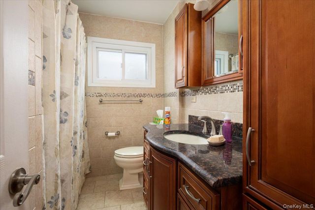 11 Adelphi Road, Hicksville, NY 11801