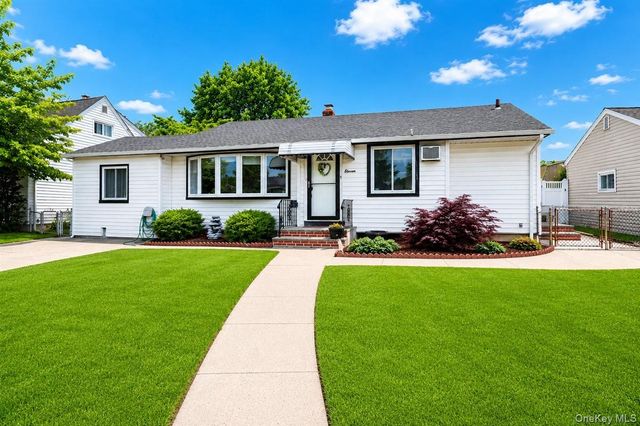 11 Adelphi Road, Hicksville, NY 11801
