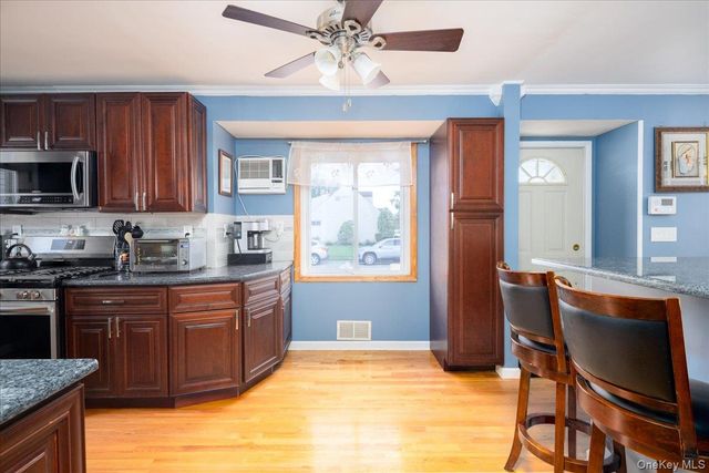 11 Adelphi Road, Hicksville, NY 11801