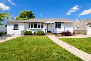 11 Adelphi Road, Hicksville, NY 11801
